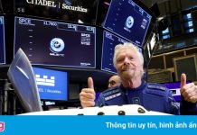 Đêm nay, tỷ phú lập dị người Anh lần đầu bay lên vũ trụ