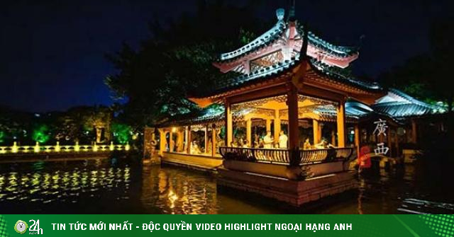 Khung cảnh sông nước ở nơi này vào ban đêm được ví như “Venice phương Đông”