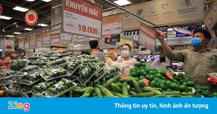 Siêu thị thưa khách, vẫn giới hạn mua sắm trong 10 phút