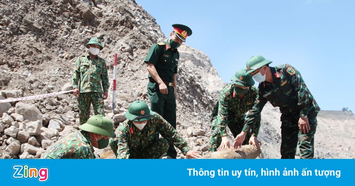 Di dời quả bom nặng 230 kg trong khai trường than Di dời quả bom nặng 230 kg trong khai trường than