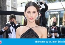 Người mẫu mặc áo cổ yếm dự thảm đỏ LHP Cannes