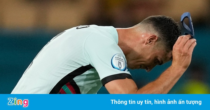 Gương mặt mệt mỏi của Ronaldo và những trận đấu không tưởng tại Euro Gương mặt mệt mỏi của Ronaldo và những trận đấu không tưởng tại Euro