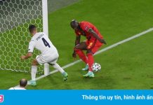 Lukaku bỏ lỡ cơ hội từ cự ly 1 m