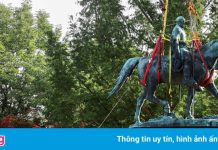 Cảnh tháo dỡ tượng đài vị tướng ủng hộ chế độ nô lệ ở Mỹ