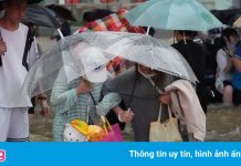 Mưa lớn khiến 12 người chết ở Trung Quốc, tàu điện ngập nửa người