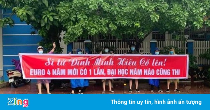 Đi thi lại đại học, thí sinh được bạn mang băng rôn cổ vũ