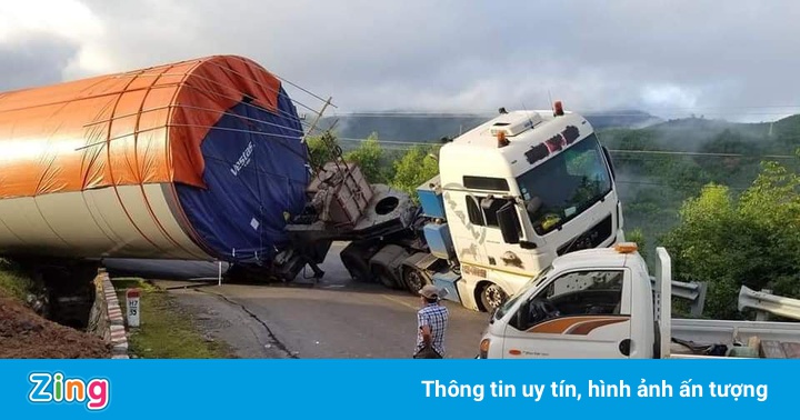 Xe chở trụ điện gió bị lật, chắn ngang đèo Phượng Hoàng