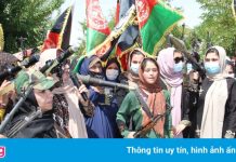 Phụ nữ Afghanistan cầm súng chống đối Taliban