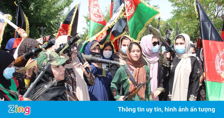 Phụ nữ Afghanistan cầm súng chống đối Taliban