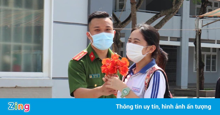 Chiến sĩ công an kết hoa phượng tặng nữ sinh thi THPT quốc gia