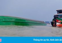 Lật sà lan trên sông Đồng Nai, 2 người thoát chết