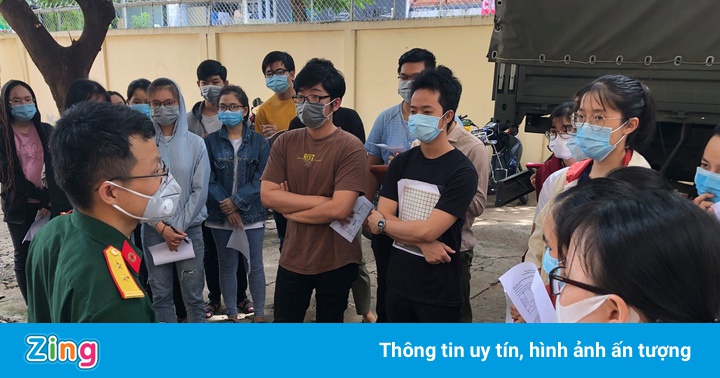 Sinh viên TP.HCM hỗ trợ xét nghiệm Covid-19 ở trung tâm dã chiến