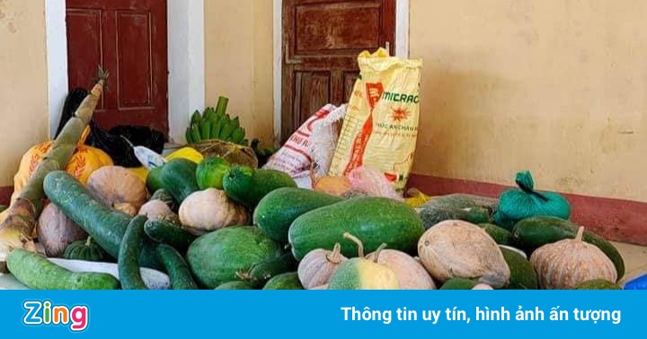 Người dân ở rốn lũ Quảng Bình gom gạo, rau củ gửi tặng bà con TP.HCM