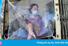 Bún đậu bán không chạm tay nhau qua tấm chắn nylon ở Hà Nội