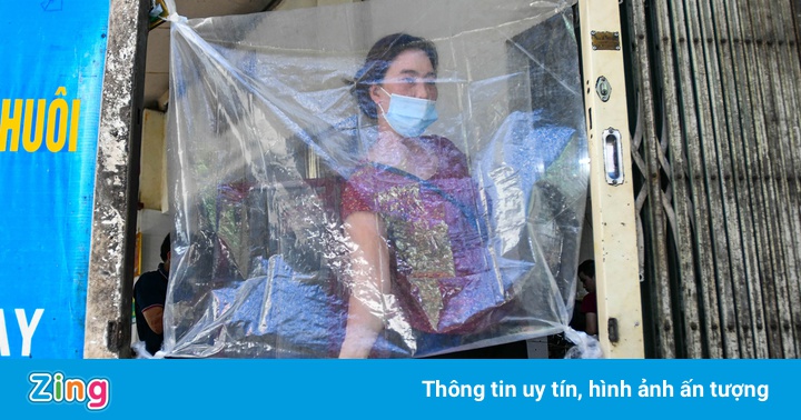 Bún đậu bán không chạm tay nhau qua tấm chắn nylon ở Hà Nội