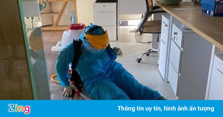 Cô gái nhỏ tuổi nhất đội khử khuẩn ở TP.HCM: ‘Mình té chỉ sợ hư bình’