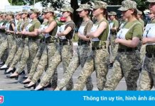 Dân Ukraine phẫn nộ vì binh sĩ nữ phải đi giày cao gót duyệt binh