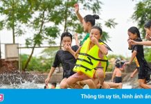 Trẻ em nhảy cầu, tắm sông giải nhiệt ngày Hà Nội nóng 40 độ C