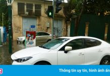 Đường phố Hà Nội nước ngập nửa bánh xe sau trận mưa chóng vánh