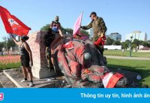 Người Canada kéo đổ tượng nữ hoàng Anh sau vụ phát hiện mộ trẻ em