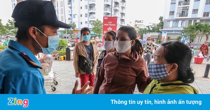 Người Nha Trang dùng phiếu đi siêu thị sau lệnh đóng chợ truyền thống