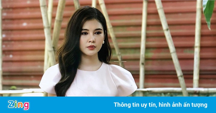 Trang phục Thu Hoài mặc trong phim ‘Mùa hoa tìm lại’ là mượn