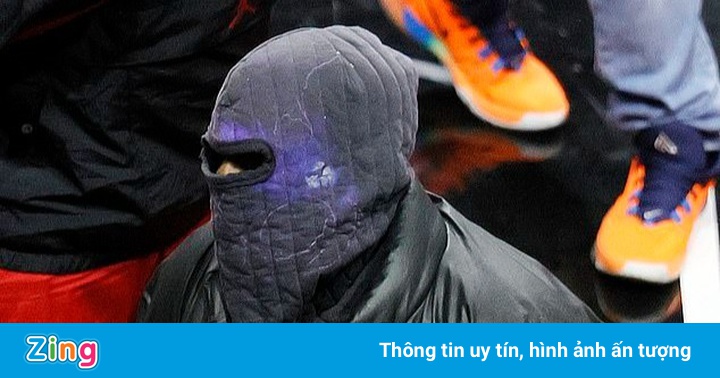 Kanye West trùm kín mặt đi xem bóng rổ Kanye West trùm kín mặt đi xem bóng rổ