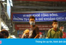 Tiểu thương chợ Bình Điền chen lấn lấy giấy xét nghiệm Covid-19