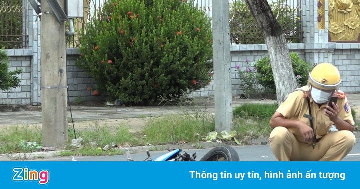 Hai thanh niên nguy kịch khi lao vào đầu xe tải