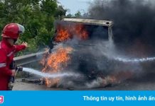 Xe đầu kéo bốc cháy trên quốc lộ