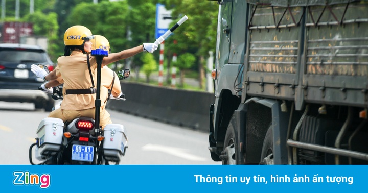 Tài xế vi phạm chèn ép xe CSGT để bỏ chạy