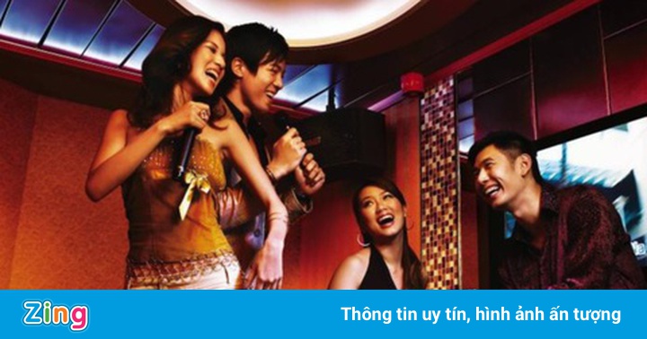 Những tiếp viên hàng không làm phục vụ quán karaoke ở Singapore Những tiếp viên hàng không làm phục vụ quán karaoke ở Singapore
