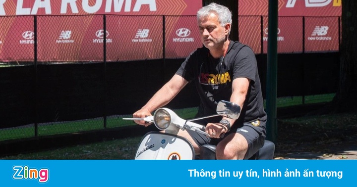 Jose Mourinho lái Vespa dạo quanh sân tập của AS Roma