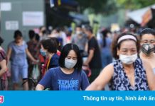 Ùn ùn vào chợ mua thực phẩm ngày đầu Hà Nội tăng cấp độ chống dịch