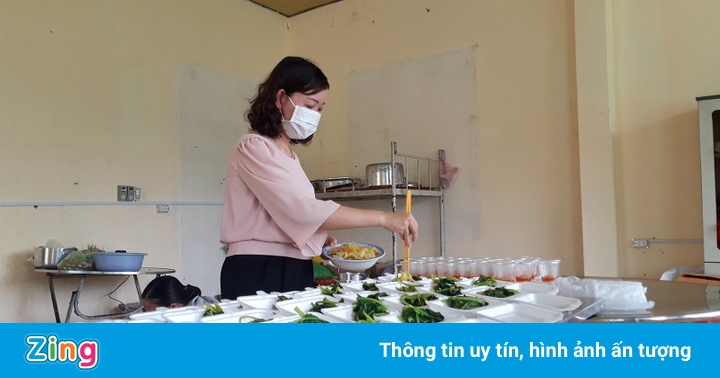 Giáo viên làm công tác hậu cần ở khu cách ly