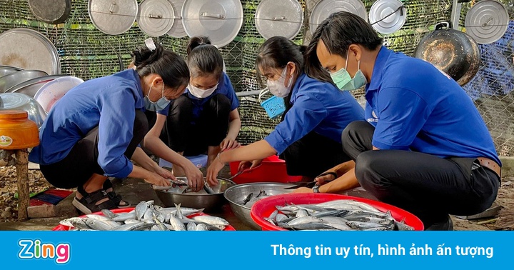 Thanh niên Quảng Ngãi gửi hàng nghìn hộp cá tặng người dân TP.HCM