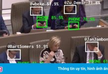 AI phát hiện chính trị gia dùng điện thoại trong giờ họp