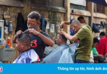 Hàng cắt tóc ở Hà Nội phục vụ từ sáng đến 19h chưa hết khách