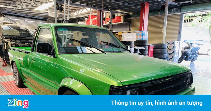 Mẫu bán tải cổ được độ phong cách JDM tại TP.HCM