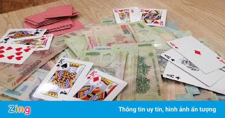 Bắt quả tang 9 bà cùng 11 ông đánh bạc lúc 0h Bắt quả tang 9 bà cùng 11 ông đánh bạc lúc 0h