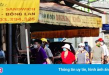 Người dân Sóc Trăng xếp hàng mua bánh mì