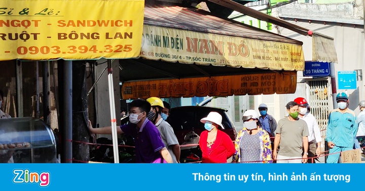 Người dân Sóc Trăng xếp hàng mua bánh mì