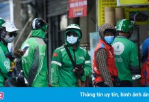 Hàng quán đóng cửa, nhiều lao động ở Hà Nội trở thành shipper