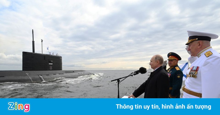 Tổng thống Putin giám sát 54 tàu chiến duyệt binh Tổng thống Putin giám sát 54 tàu chiến duyệt binh