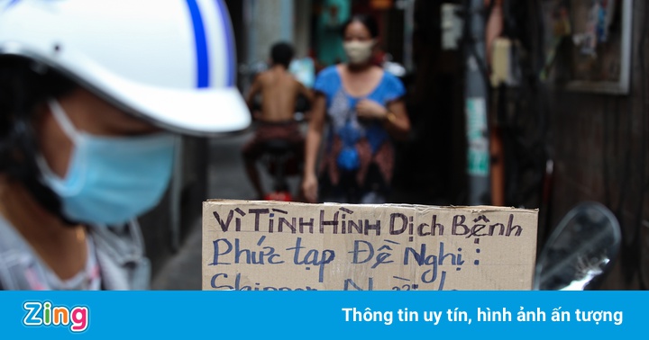 Dân Bùi Viện ngăn người lạ vào hẻm ngày đầu TP.HCM áp dụng Chỉ thị 16