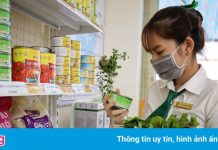 Người dân TP.HCM mua rau xanh tại bưu điện