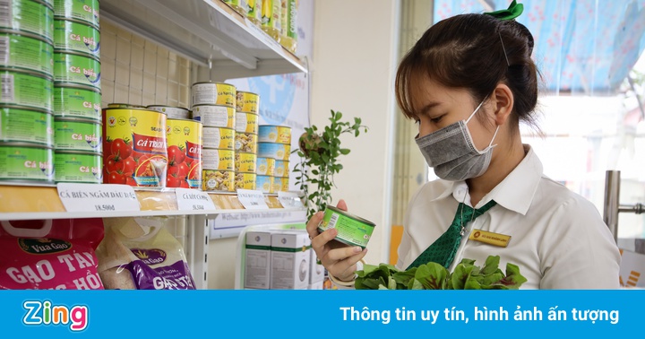 Người dân TP.HCM mua rau xanh tại bưu điện