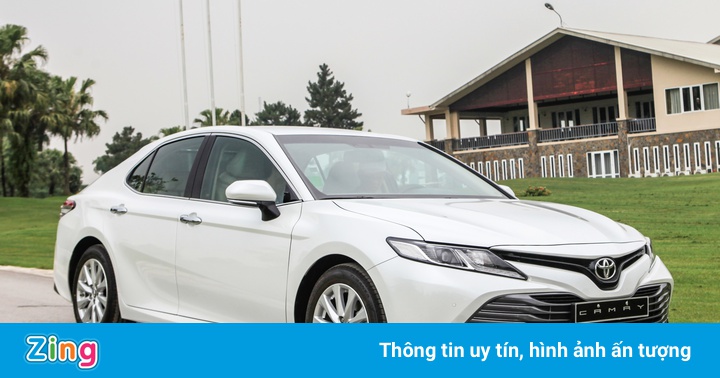 Tôi nên mua Toyota Camry hay Mercedes-Benz C200 2017 với 1 tỷ đồng?