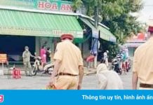 CSGT mua thực phẩm ‘giải cứu’ cho cụ già 85 tuổi