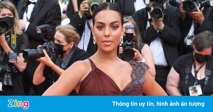 Georgina Rodriguez mặc xẻ cao trên thảm đỏ Cannes Georgina Rodriguez mặc xẻ cao trên thảm đỏ Cannes